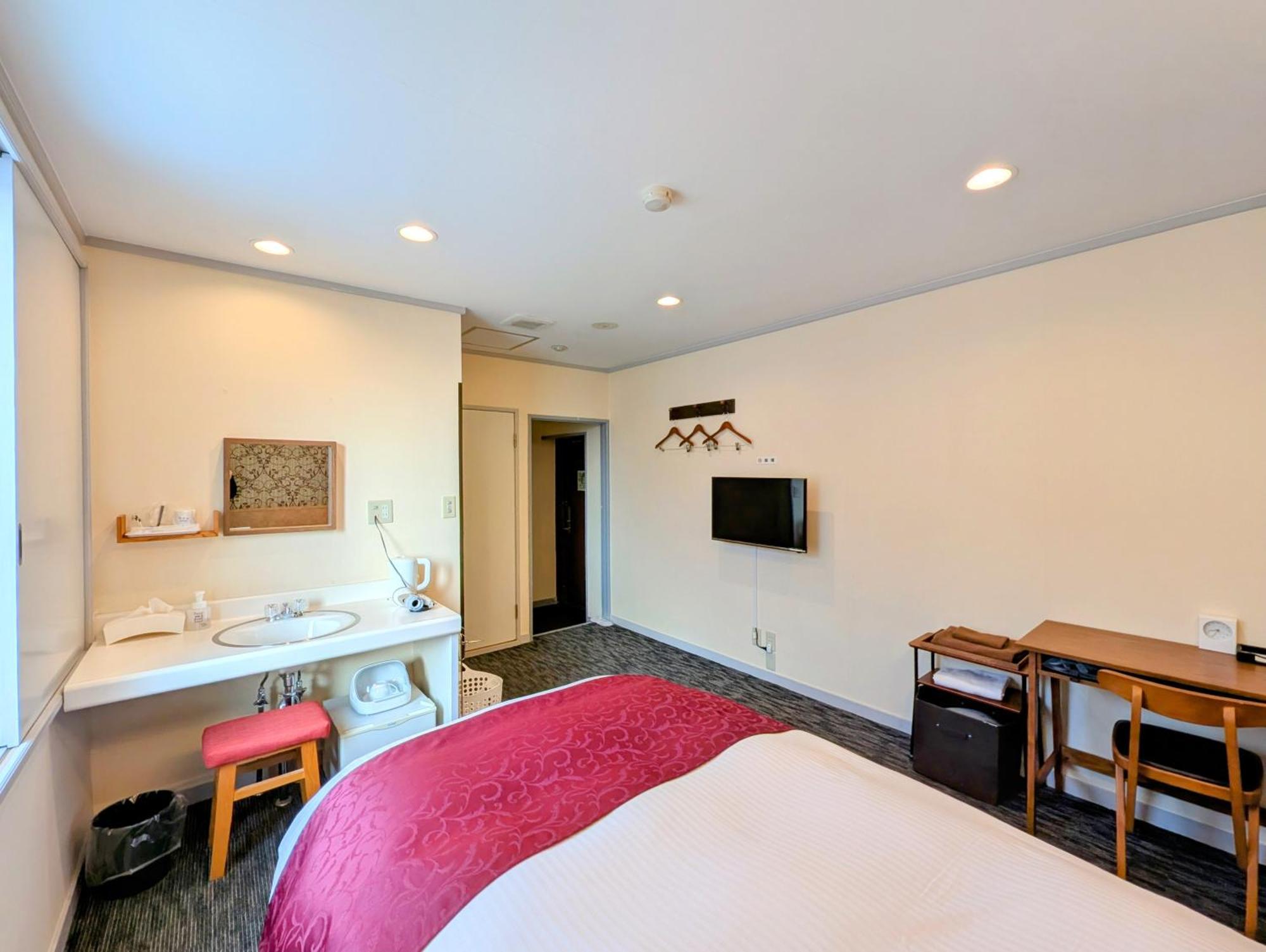 Station Hotel 2*